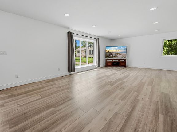 5th image of 611 8th Ave N