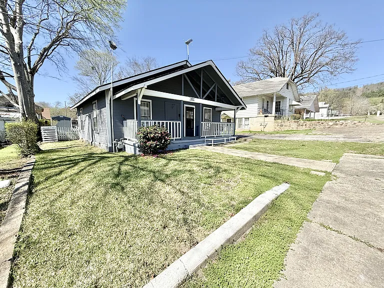 305 Beard St — Photo 1