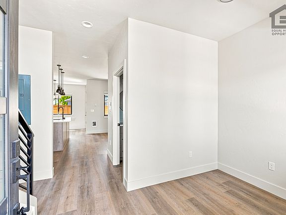 5th image of 2522 SW Yew Ave Unit 102