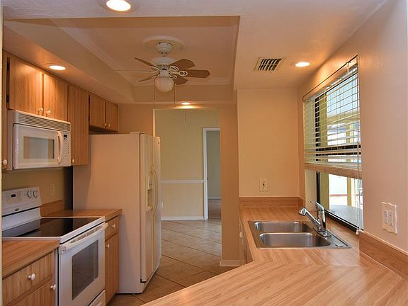 4th image of 106 NE 10th Pl