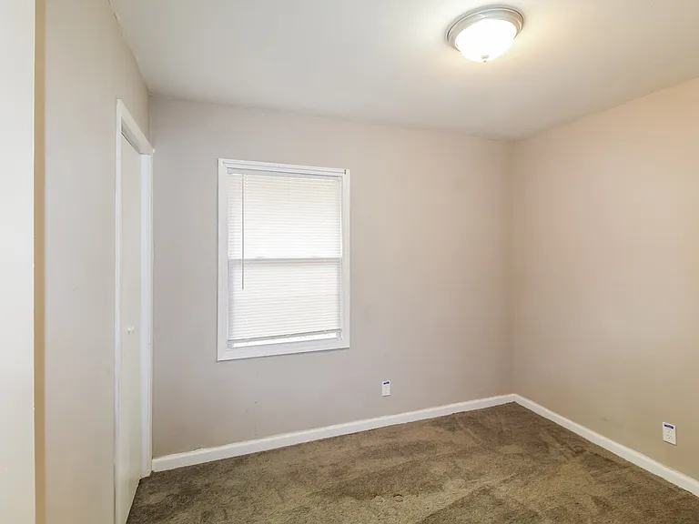 1821650_026_bedroom_13619599.jpg