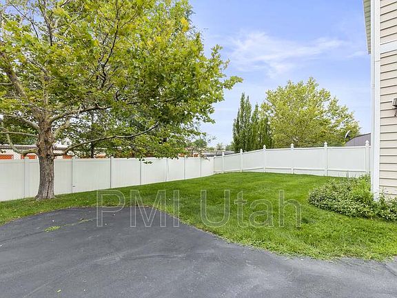 5th image of 1603 W Kingsbarn Way