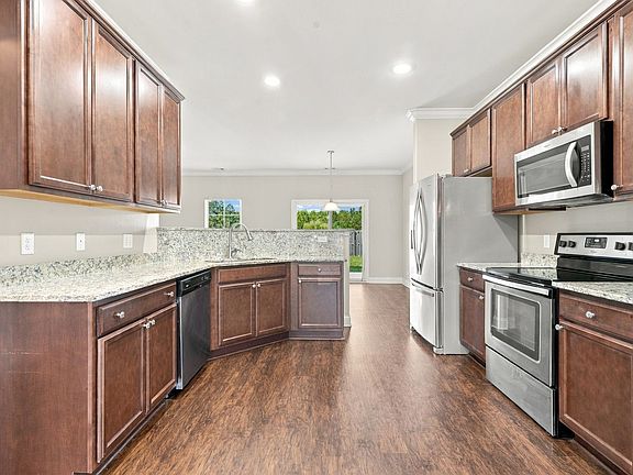 5th image of 135 Greystone Dr