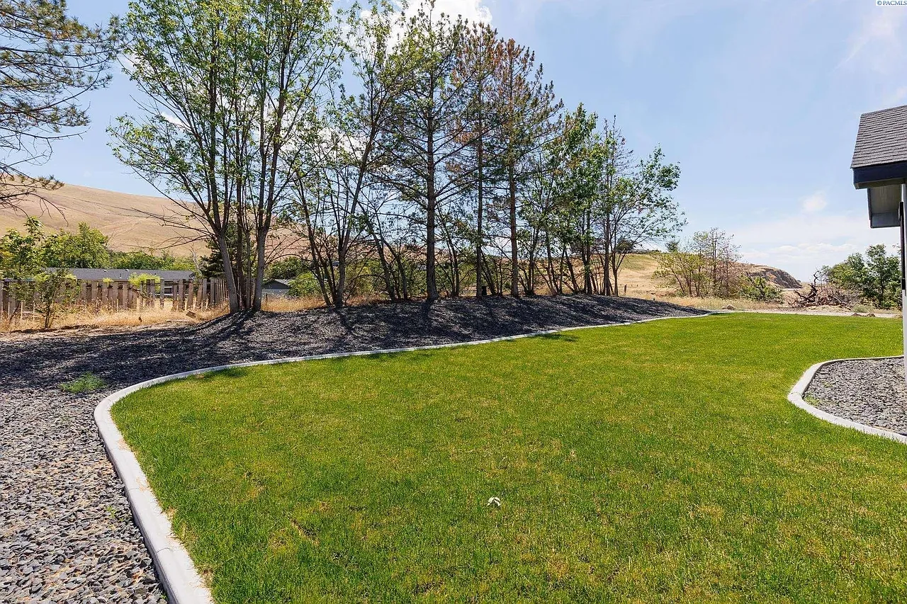 1107 Brown St — Photo 4