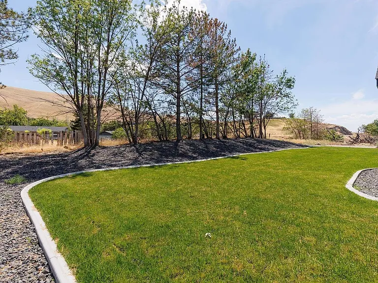 1107 Brown St — Photo 4