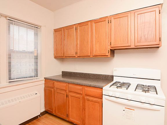 4th image of 1139 Oak Ave APT 2W