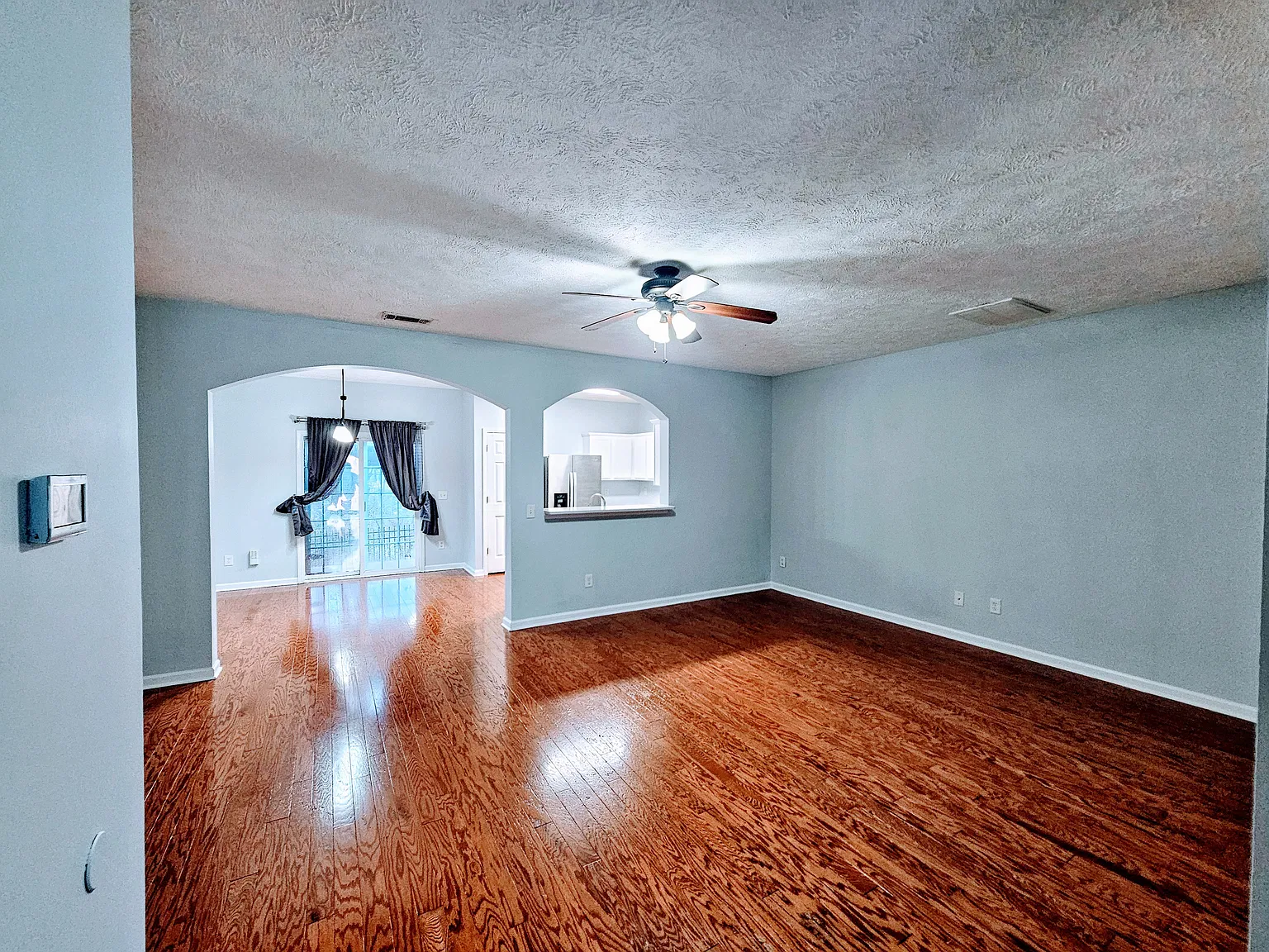3 bed, 2.5 bath, 1576 sqft, $2,140 — Photo 4