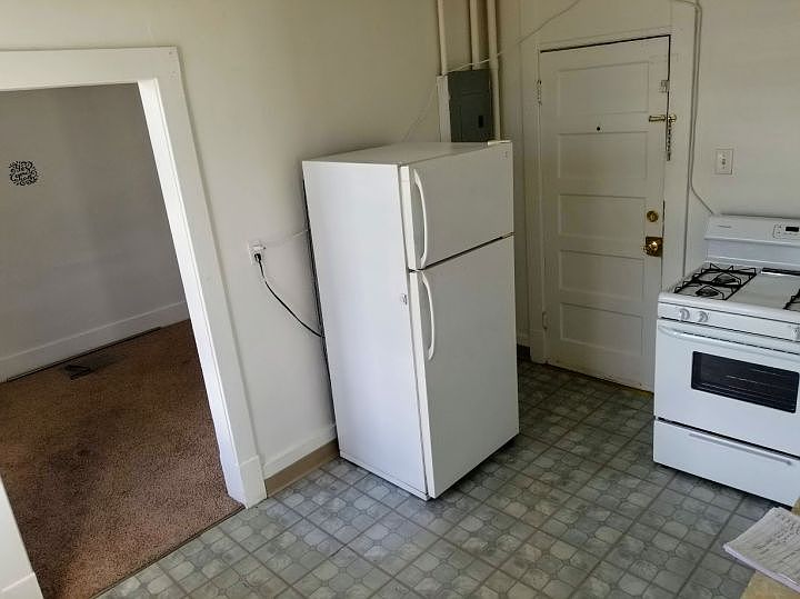2nd image of 921 E 4th St #8