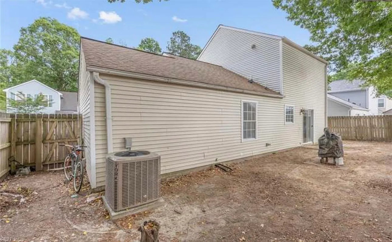 3 bed, 1424 sqft, $2,450 — Photo 2