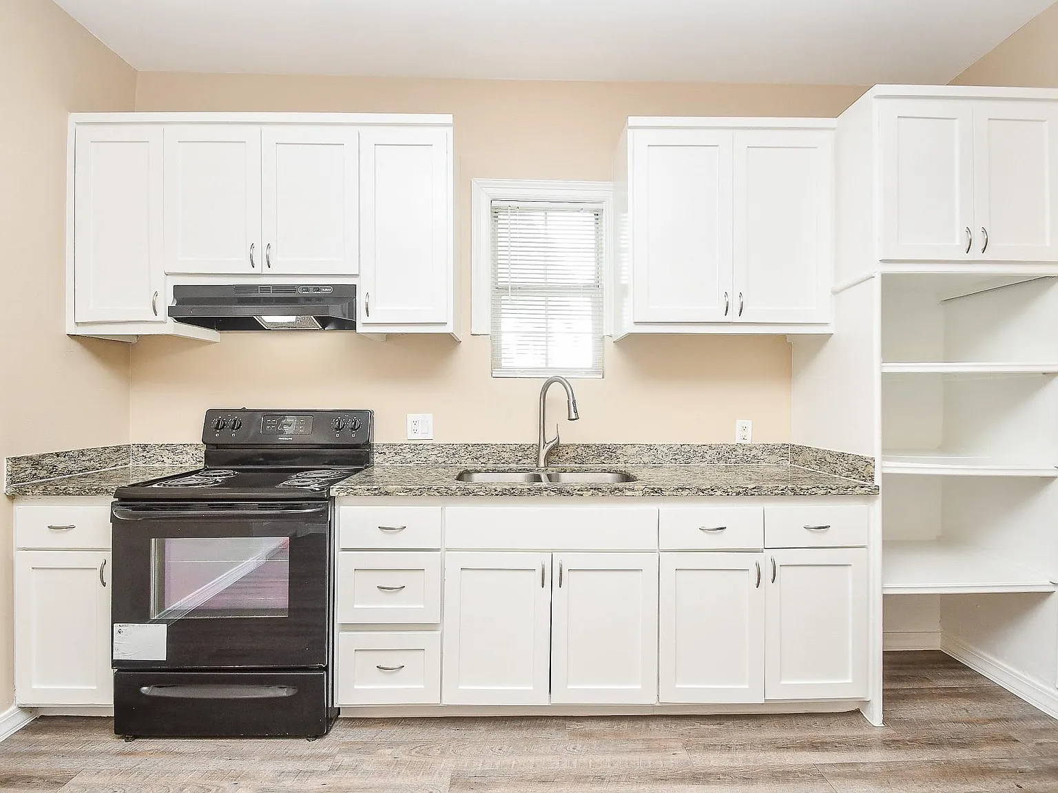3 bed, 2.0 bath, 1400 sqft, $1,500 — Photo 3