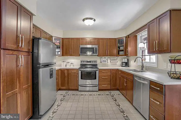 4 bed, 1920 sqft, $2,700 — Photo 2