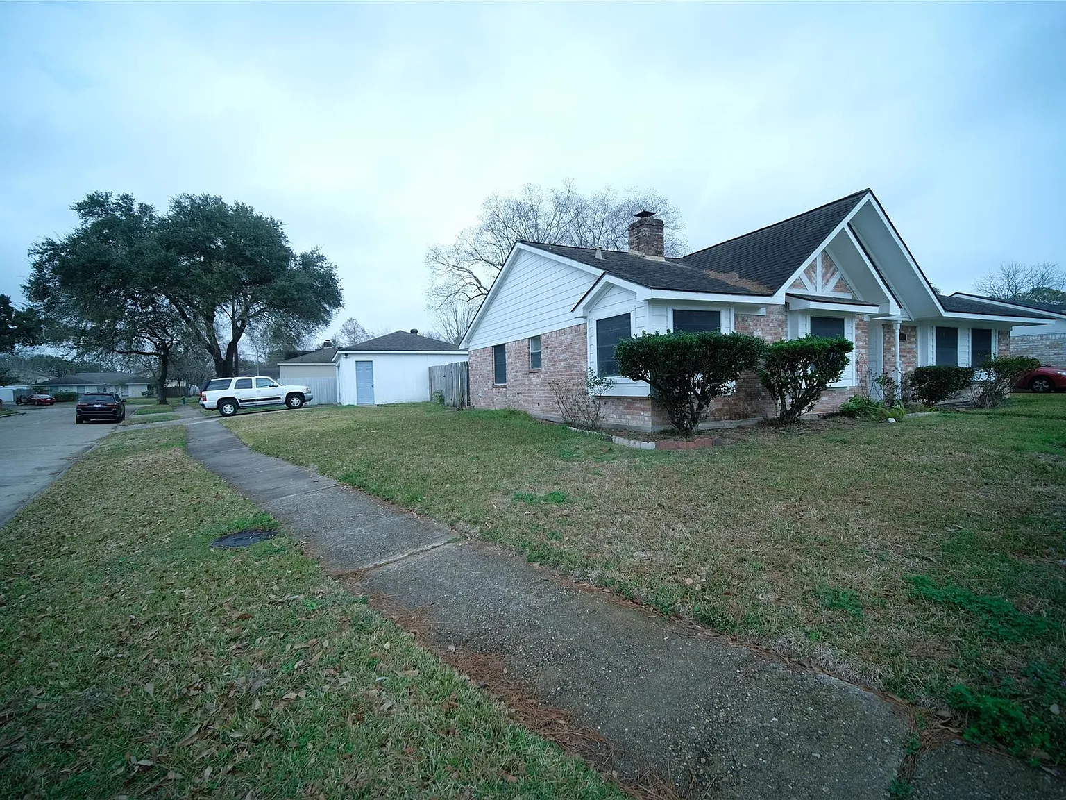 4 bed, 2.0 bath, 1827 sqft, $2,100 — Photo 2