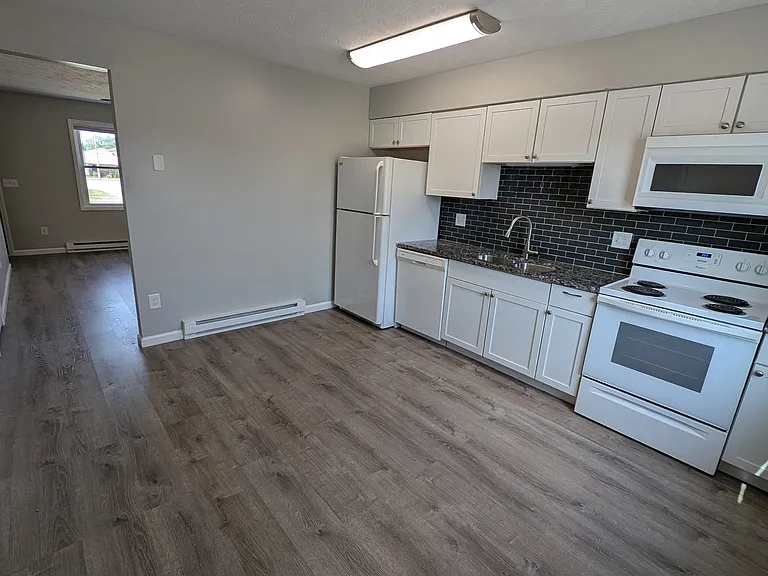 1550 Hawk Cir #D — Photo 5
