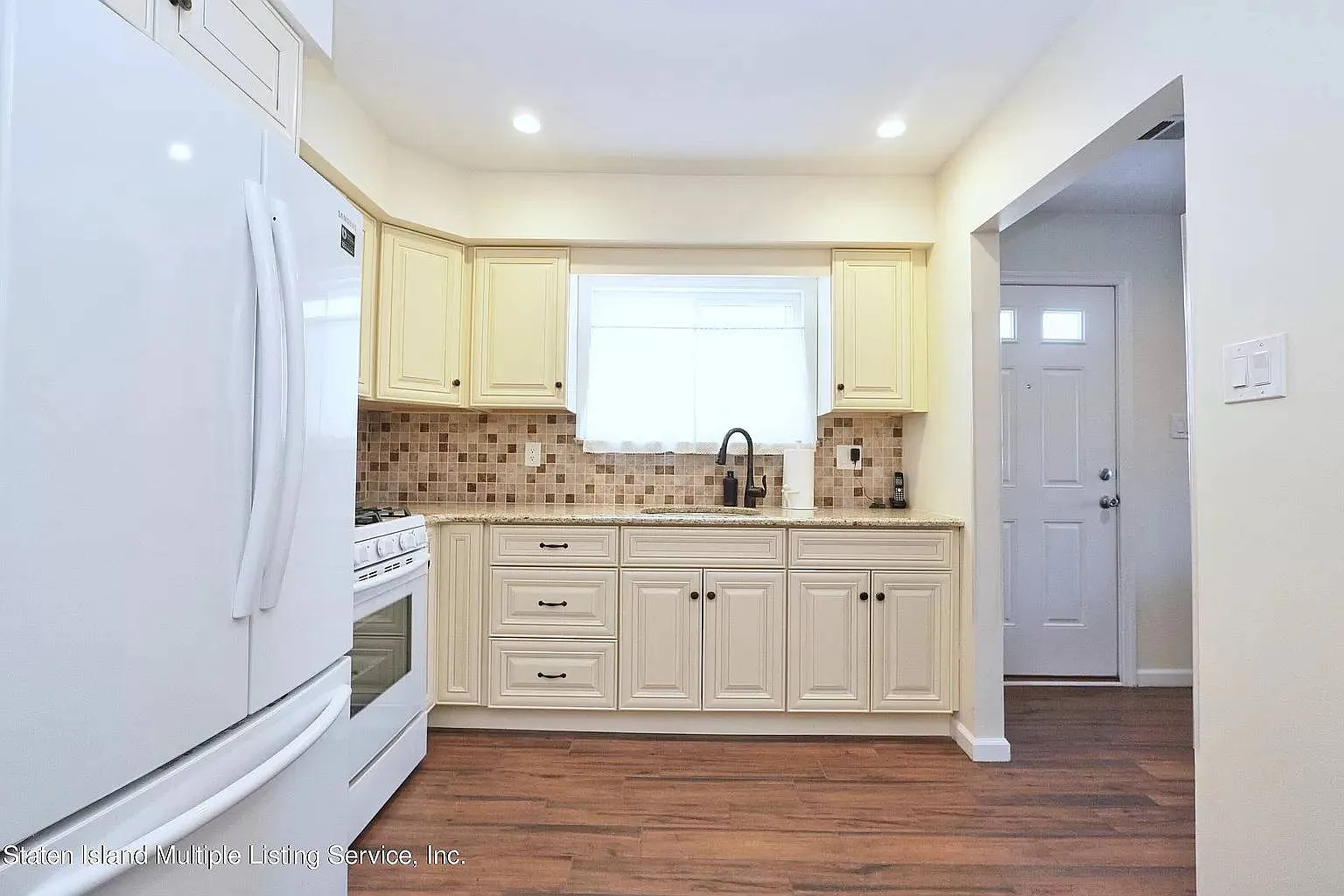 2 bed, 1000 sqft, $2,400 — Photo 2