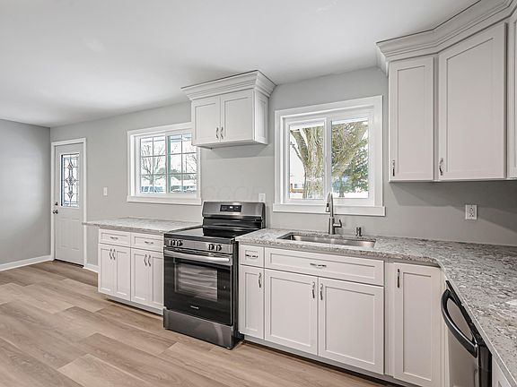 4th image of 376 Forest Lawn Blvd