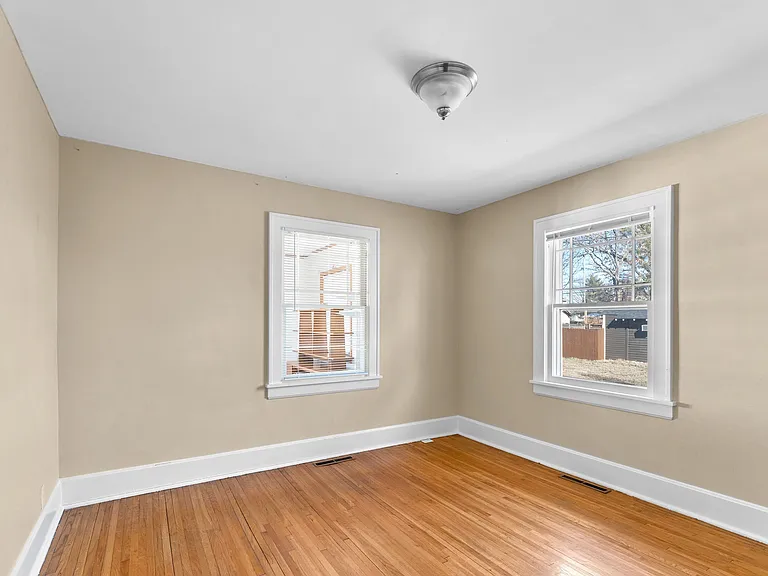 523 E Delmar St — Photo 10