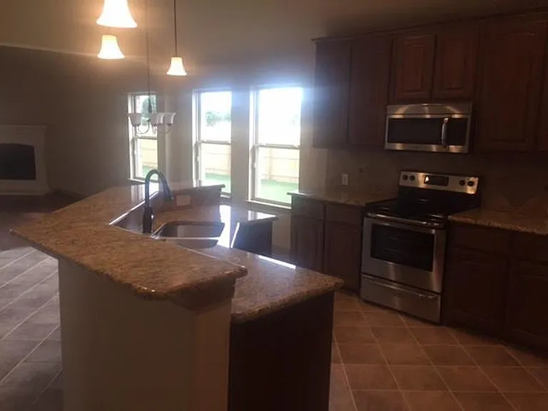 204 Frio St — Photo 4
