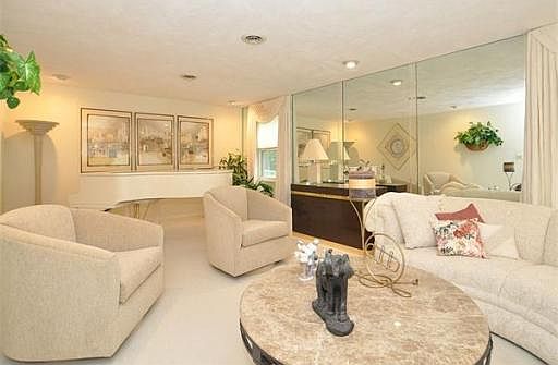 4th image of 41 Wilshire Dr