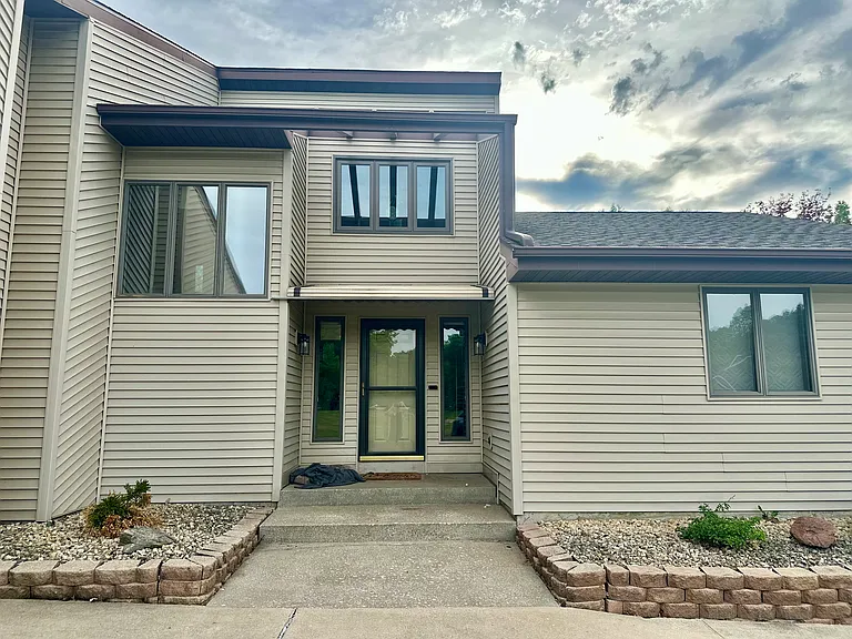 408 Brookwood Ct — Photo 3