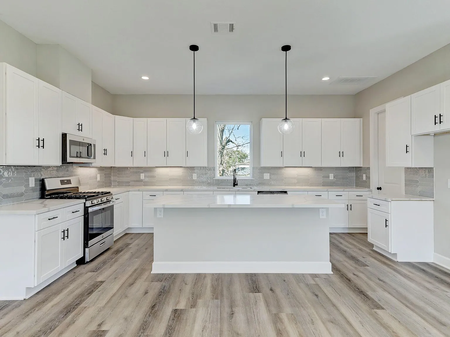 3 bed, 3.5 bath, 2361 sqft, $2,950 — Photo 4