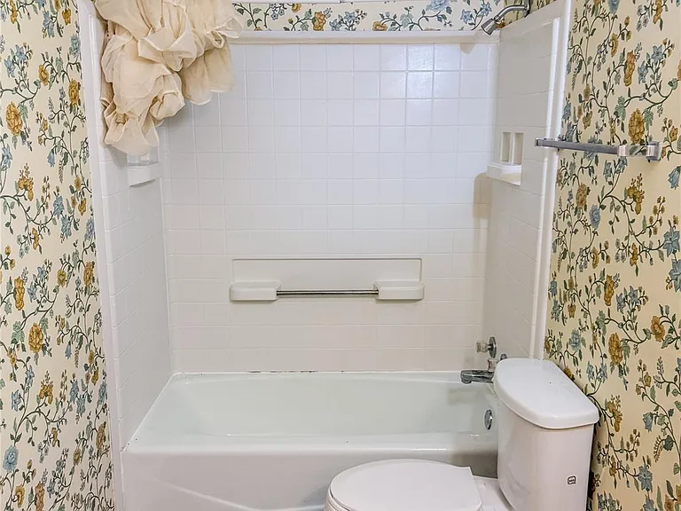 109 Lakeway Dr — Photo 9