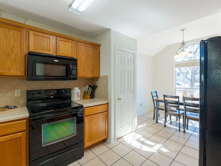 4407 Golden Gate Dr — Photo 4
