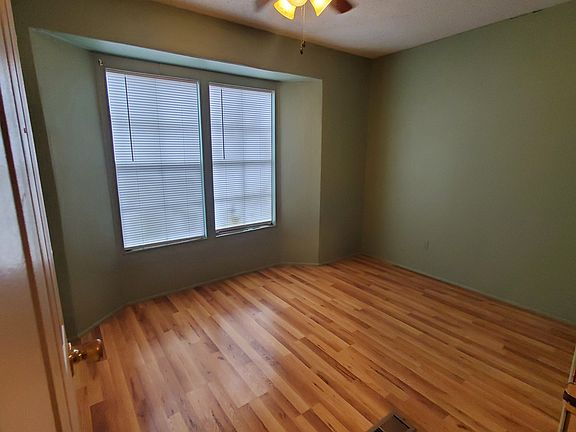 5th image of 302 Willett Ln