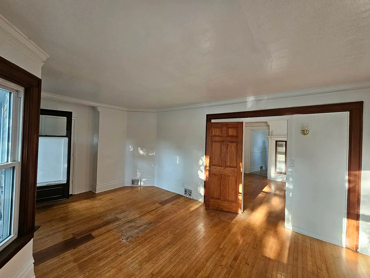 3 bed, 1100 sqft, $1,300 — Photo 3