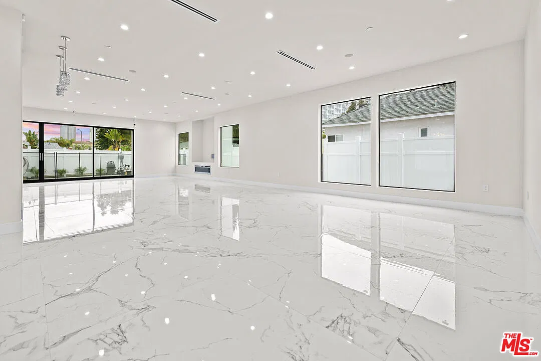 6 bed, 6.5 bath, 5000 sqft, $19,995 — Photo 2