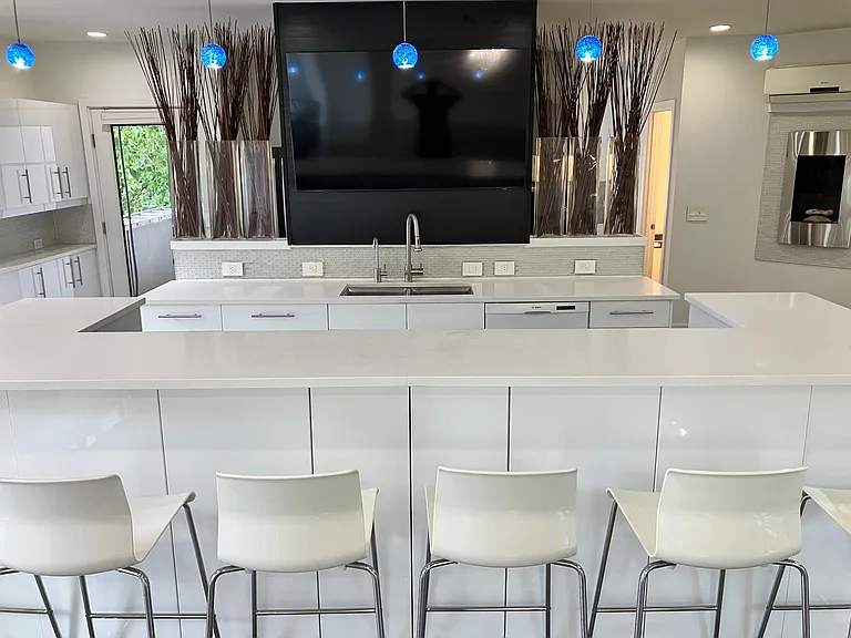 You will love entertaining guests around this bar & TV kitchen with sink and Bosch dishwasher/ hot water dispenser