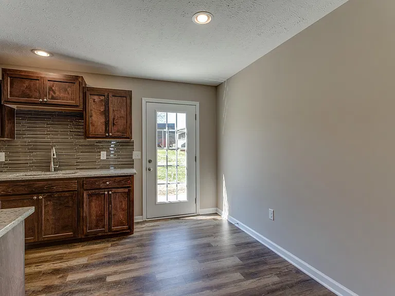 313 N Diagonal St — Photo 11