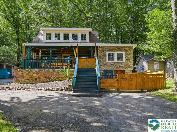 71 S Lake Dr, Lake Harmony, PA 18624