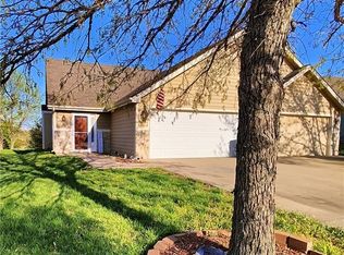 904 N Field Stone Dr, Lawrence, KS 66049