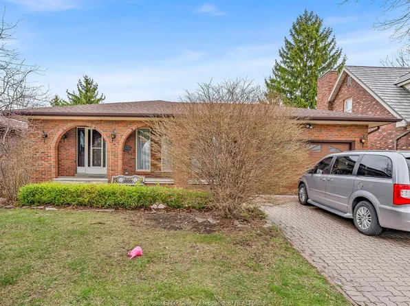 2880 Saint Clair Ave, Windsor, ON N9E 4B4