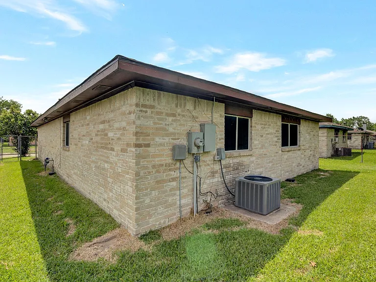 12718 Panay Dr — Photo 24