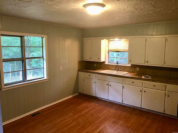 3rd image of 110 Perry St