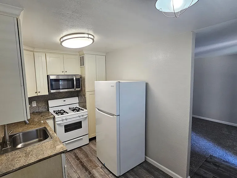 370 N Fair Oaks Ave — Photo 8