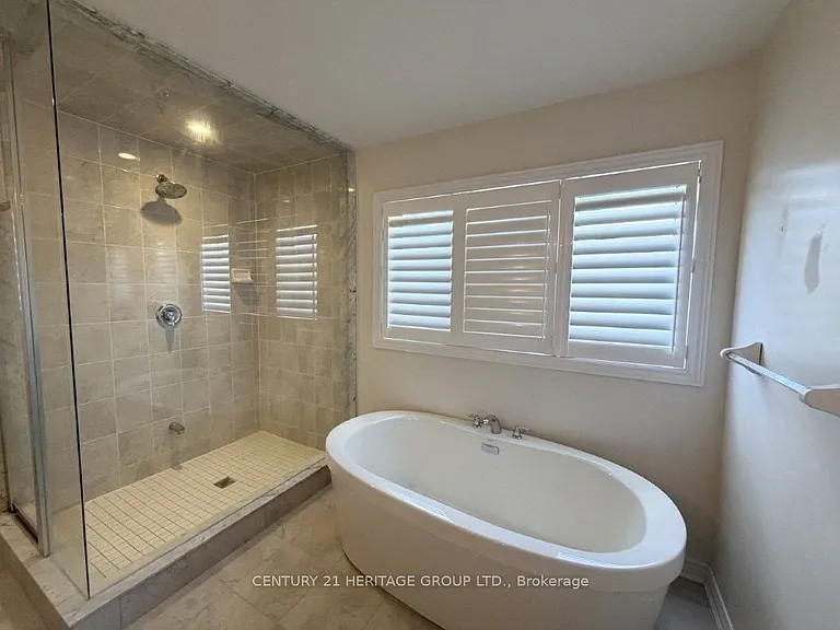 1449 Farrow Cres — Photo 18
