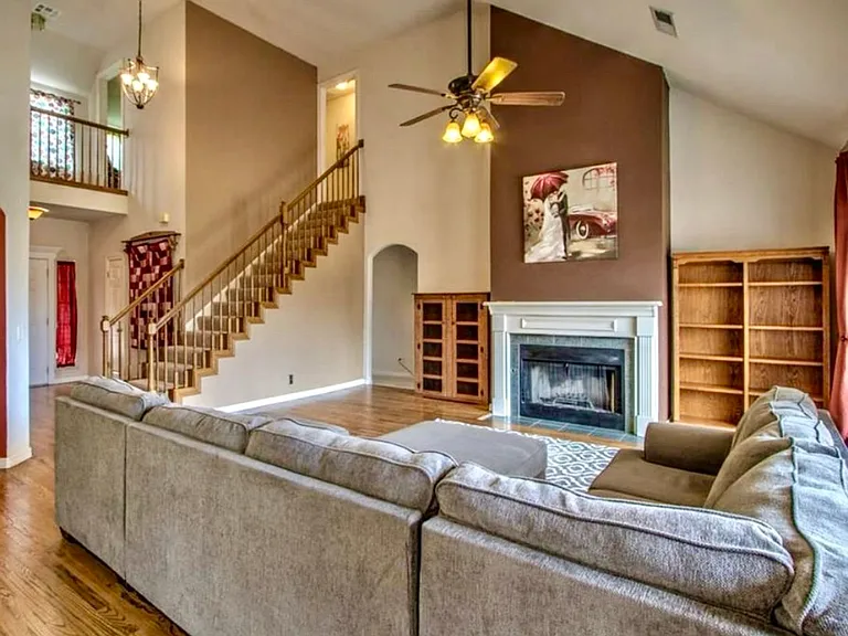 515 N Douglas St W — Photo 3