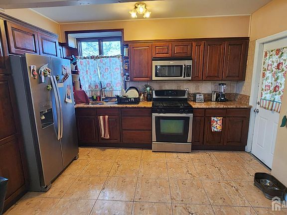 5th image of 23 Russell Ave