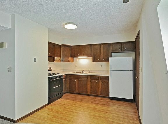 5th image of 613 S Van Buren St APT 6