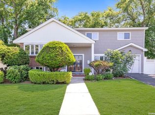 16 Keats Ct, Bethpage, NY 11714