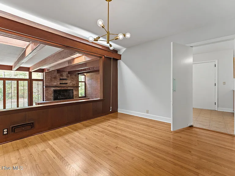 225 Arbutus Rd — Photo 23