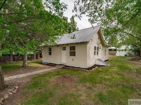 648 W 3rd St N, Saint Anthony, ID 83445