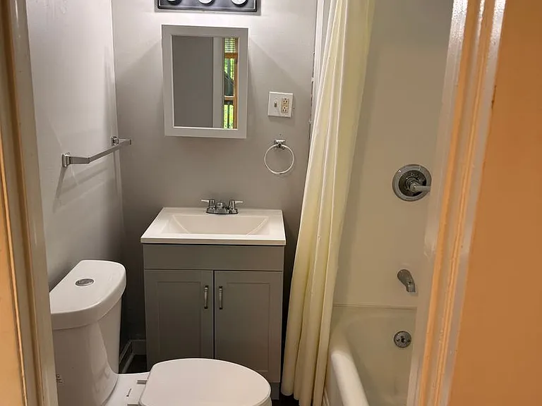 27 E Crescent St — Photo 8