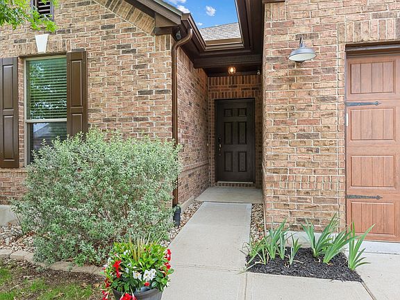 3rd image of 1125 Yellow Iris Rd