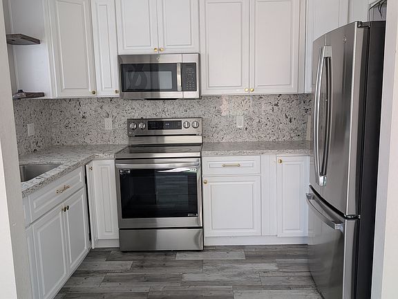 4th image of 1140 E Ridgewood St #A