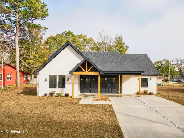 1816 Tradewinds Dr, Gautier, MS 39553