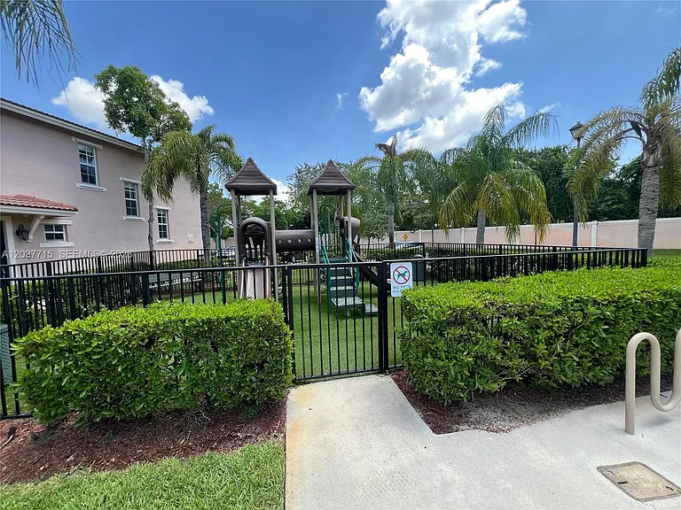 280 Las Brisas Cir #280 — Photo 29