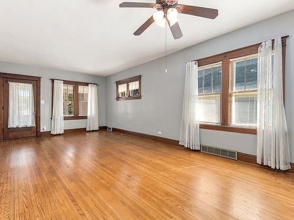 3rd image of 913 Clement St